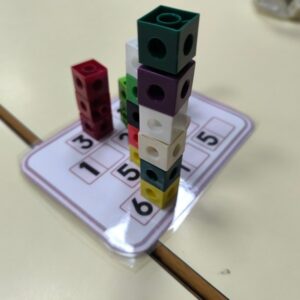 Lee más sobre el artículo Construir las matemáticas: El poder de lo lúdico y nuestra «Ciudad de los Números»